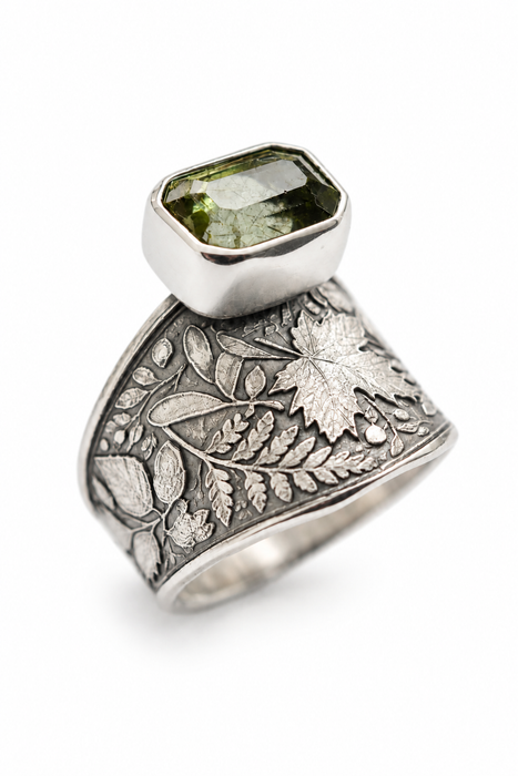 Ludwigite in Peridot Leafy Woodland Ring