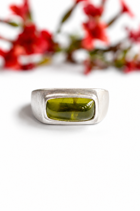 FORMA | Sculptural Silver Peridot Ring
