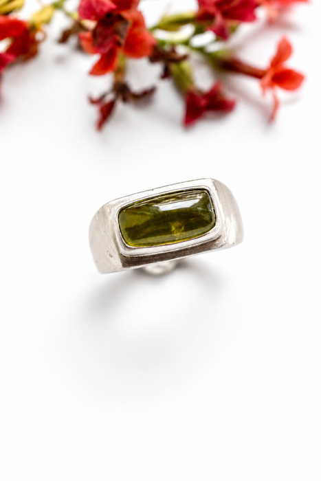 FORMA | Sculptural Silver Peridot Ring